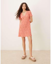 Mango - – mini-freizeitkleid mit em blumenmuster und v-ausschnitt - Lyst