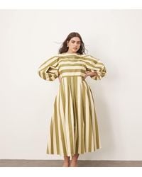 ARRANGE - Vestido Midi Color Oliva A Rayas De Corte Amplio Con Detalle Plisado De Curve - Lyst