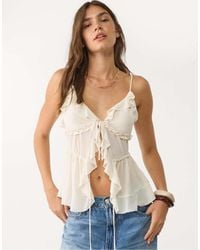 Stradivarius - Top Écru Con Spalline Sottili E Volant - Lyst