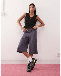Collusion - Pantaloni Capri Antracite Comodi Con Risvolto - Lyst