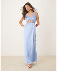 Never Fully Dressed - Mimi - robe satinée longueur mollet à découpe et bordures dentelle - bleu - Lyst