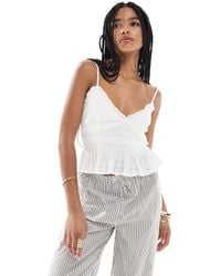 Stradivarius - Top Con Volant E Scollo A V - Lyst