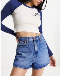 Wrangler - Pantaloncini di jeans a vita alta medio - Lyst
