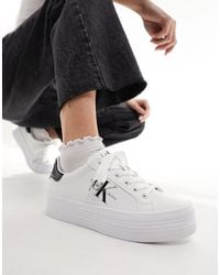 Calvin Klein - – bold – mehrfarbige sneaker zum schnüren mit flacher vulkanisierter plateausohle und niedrigem schaft - Lyst