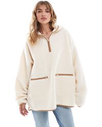ASOS - – cape-sweatshirt aus cremeem teddyfleece mit kurzem reißverschluss und hellbraunen details - Lyst