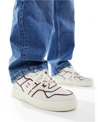 Tommy Hilfiger - Sneakers stile basket bianche con profili a contrasto bordeaux - Lyst