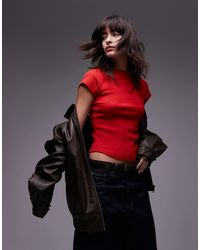 TOPSHOP - T-Shirt Aderente Rossa A Coste Con Fondo Arrotondato - Lyst