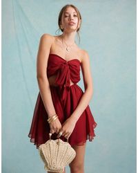 Miss Selfridge - Strandplaysuit Van Dobby Chiffon Met Bandeau-Halslijn En Gestrikte Voorkant - Lyst