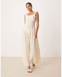 Amy Lynn - Robe longue à bretelles avec ourlet tombant et fleurs en 3d - crème - Lyst