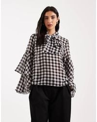 Vero Moda - Blusa Nera E Bianca A Quadretti Allacciata Al Collo Con Polsini A Balze - Lyst