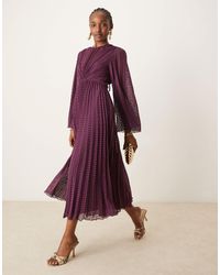 ASOS - Robe plissée mi-longue en mousseline à chevrons avec manches évasées et liens noués au dos - bordeaux - Lyst