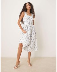 Nobody's Child - Ariel - robe mi-longue à imprimé fleuri et détail volanté - blanc/bleu - Lyst