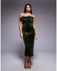 ASOS - Vestido Midi Verde Con Escote Palabra De Honor Estructurado Y Detalle De Volante En El Cuerpo De Terciopelo Reforzado De - Lyst