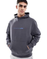 ASOS - Felpa Con Cappuccio Antracite Con Scritta Stampata Sul Davanti E Sul Retro - Lyst