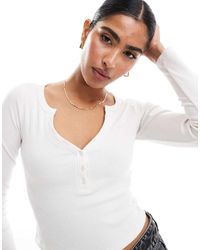 Hollister - Top A Coste Sporco Con Scollo Profondo E Bottoni - Lyst