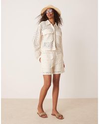 Vila - Camicia Multitasche Color Crema Betulla All'Uncinetto A Fiori Taglio Corto - Lyst