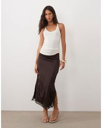 Vila - Jupe midi en satin avec finition dentelle chocolat - Lyst
