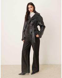 Gina Tricot - Kort Teddy Jack Met Riem Van Pu - Lyst