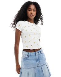 Miss Selfridge - – geripptes, besticktes, kurzärmliges t-shirt mit kräuselsaum - Lyst