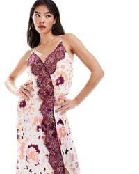 Y.A.S - Y.a.s – camisole-maxikleid aus satin mit spitzendetail und abstraktem tierfellmuster - Lyst
