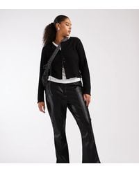 ASOS - Pantalones Negros De Corte Slim Acampanado Con Pinzas De Tejido Efecto Cuero De Asos Design Curve - Lyst