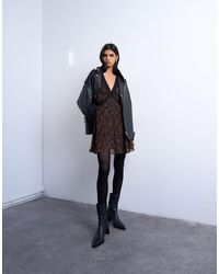 TOPSHOP - – langärmliges mini-freizeitkleid mit spitzenbesatz und dunklem blumenmuster - Lyst