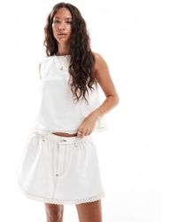 ASOS - Minifalda Vaquera Corta Fruncida Con Ribete De Bordado Inglés De -Blanco - Lyst