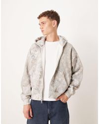 Abercrombie & Fitch - Sweat à capuche imprimé avec fermeture éclair double sens et poches à l'avant - crème - Lyst