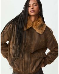 Stradivarius - Manteau long à détail contrastant en fausse fourrure - marron - Lyst