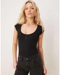 Miss Selfridge - – kurzärmliger, gerippter body - Lyst