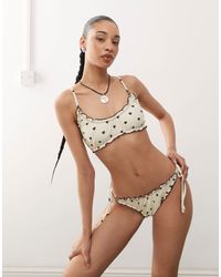 Reclaimed (vintage) - – seitlich gebundene bikinihose mit rüschen und schokobraunem herzmuster - Lyst