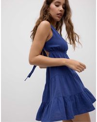 Stradivarius - Robe courte à col v - électrique - Lyst