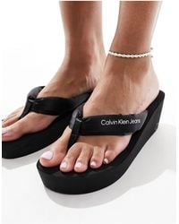 Calvin Klein - – mehrfarbige sandalen mit keilabsatz und gepolstertem riemen - Lyst
