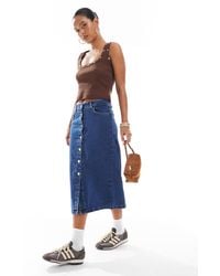 Vero Moda - Jupe en jean mi-longue avec boutons sur le devant - foncé délavé - Lyst