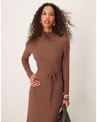 ASOS - Vestido Largo Marrón Con Cuello Subido Y Lazada En La Cintura De Tejido Muy Suave De - Lyst