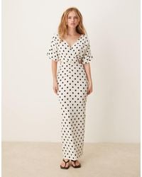 Y.A.S - Vestido Largo Blanco Y Negro Cruzado Con Estampado De Lunares Y Detalle De Abertura De - Lyst