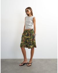 TOPSHOP - Short long noué à détail noué - kaki délavé camouflage - Lyst