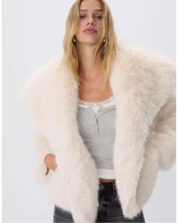 Stradivarius - Veste courte en fausse fourrure - écru - Lyst