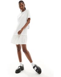 Monki - Vestido Corto Blanco Con Estampado De Lunares Negros Y Cintura Baja De Punto Liso De - Lyst