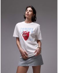 Tommy Hilfiger - T-Shirt Bianca Con Stampa Di Fragola Rossa - Lyst