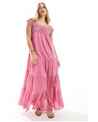 ASOS - Vestito lungo a balze svasato all'uncinetto rosa - Lyst