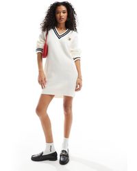 Tommy Hilfiger - Trui-Jurk Met V-Hals En Embleem - Lyst
