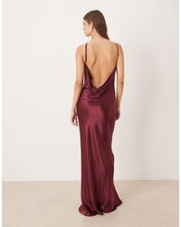 SNDY'S - Robe longue asymétrique en satin avec dos bénitier ouvert - prune - Lyst