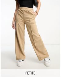 Vila - Pantaloni casual a fondo ampio color cammello allacciati - Lyst