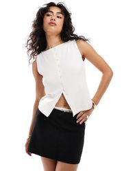 Abercrombie & Fitch - Ribbed Slashed Button Through Sleeveless Top - Lyst