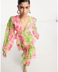 Pretty Lavish - Vestido largo rosa con estampado floral y volante - Lyst