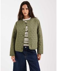 ONLY - Chaqueta Verde Caqui Guateada Con Patrón De Corazones De - Lyst