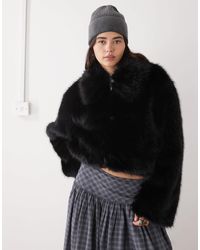 Monki - – kurze jacke aus kunstpelz - Lyst