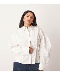 ARRANGE - Camisa Blanca Moldeada De Algodón Grueso De Curve - Lyst
