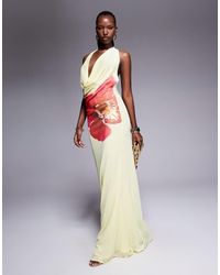 ASOS - Vestito Lungo Allacciato Al Collo Giallo Con Stampa Di Fiore Rosa E Scollo Profondo - Lyst